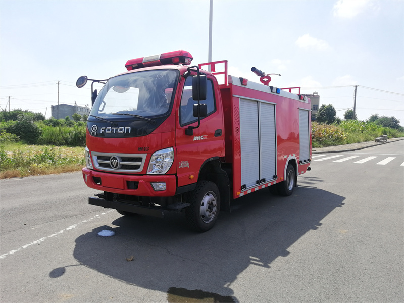 福田四驱2.5吨水罐消防车