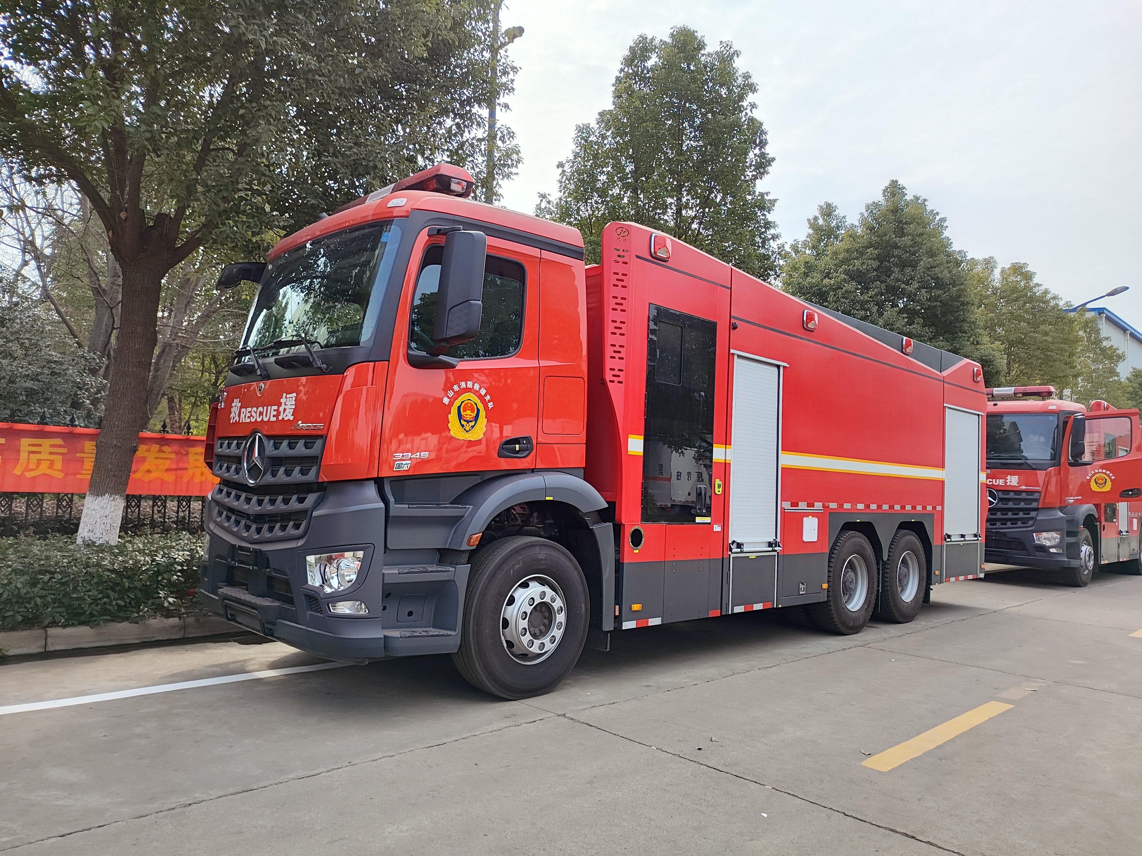 奔驰18吨泡沫消防车，发车数量5台