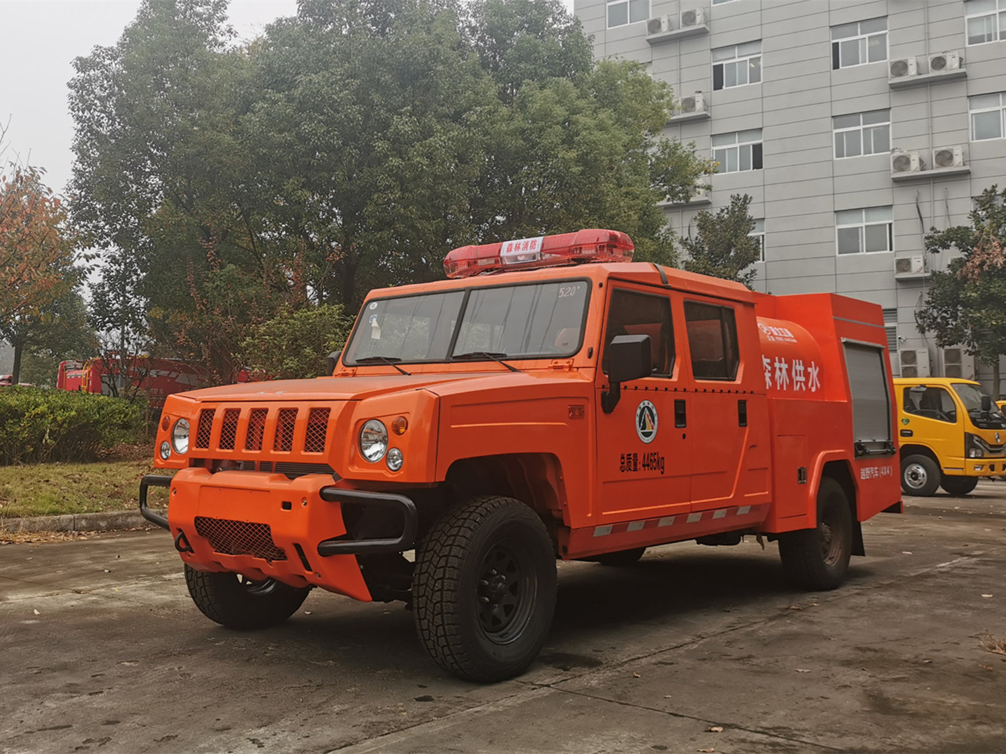 灭火车，勇士双排四驱供水车（方圆罐）JDF5043GGSBAW6