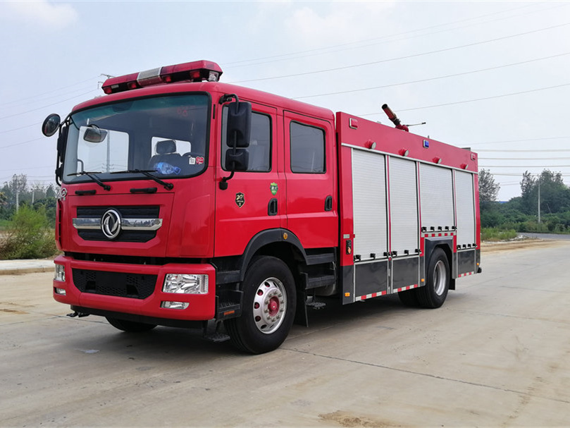 东风D9     6.8吨水罐消防车【内藏罐】
