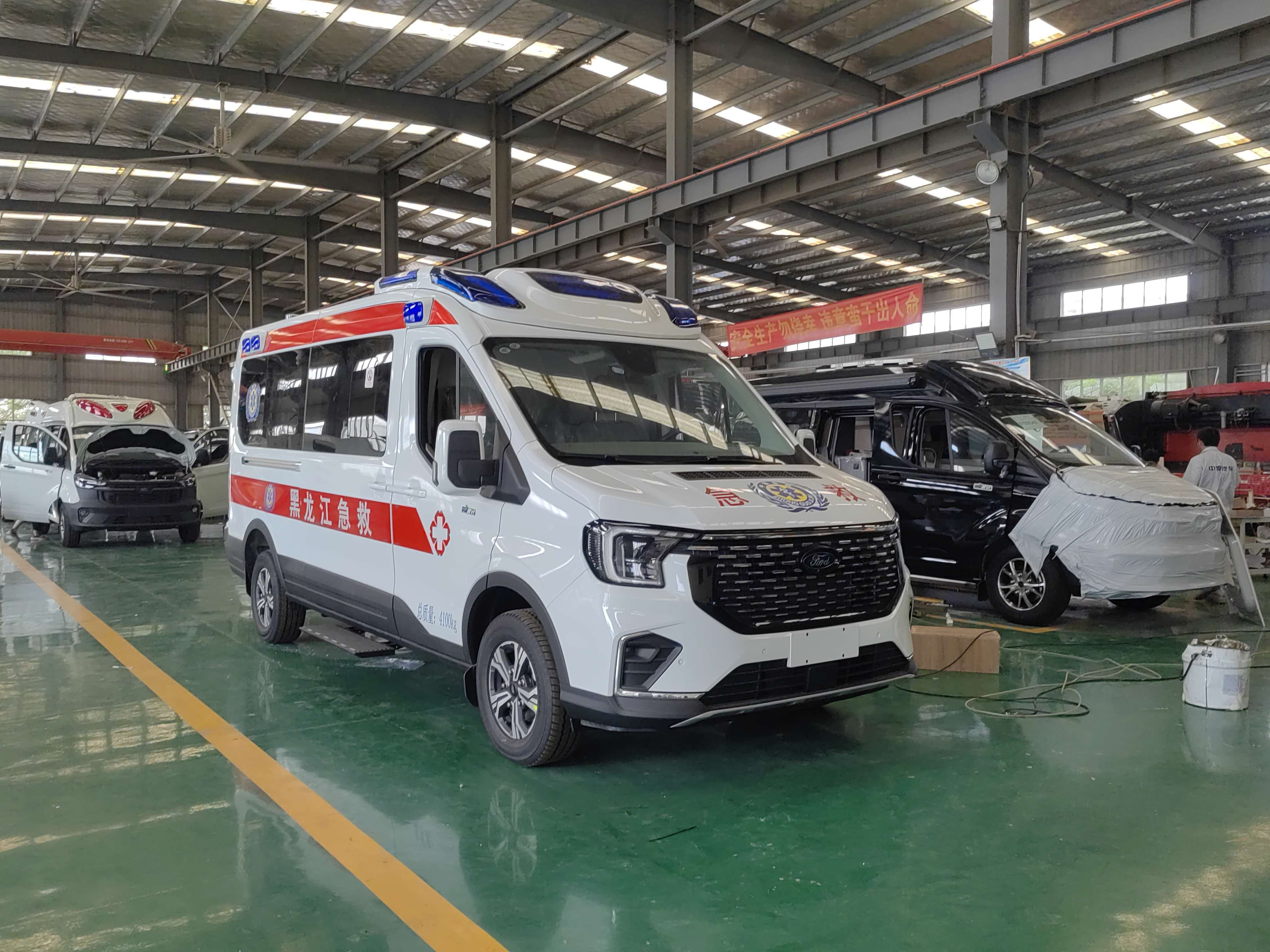 江铃福特T8长轴中顶救护车