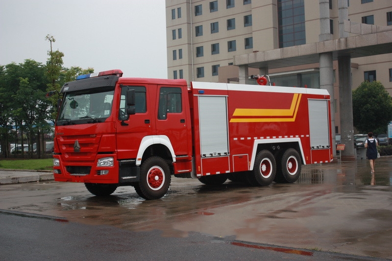 重汽豪沃12吨泡沫消防车