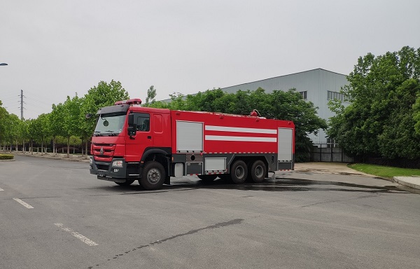 重汽豪沃18(14+4)吨泡沫消防车